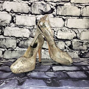White House Black Market cream silver metallic snakeskin Heels
